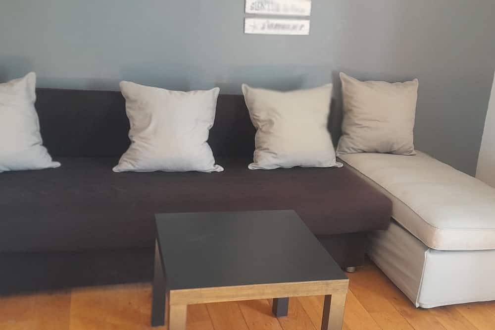 Appartement entier, F2 à 300 mètre de la plage, tous commerces à proximité. in Bernières-sur-Mer, Région de Caen