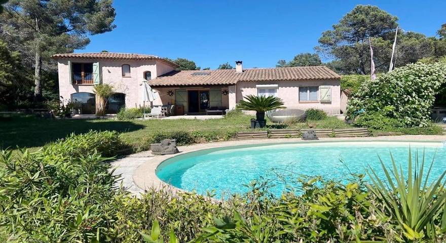 Villa pour 6 personnes, avec vue ainsi que piscine et jardin à Fayence