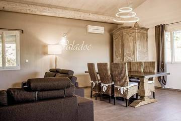 Location de vacances pour 8 personnes, avec jardin et sauna ainsi que terrasse et piscine, animaux acceptés à Saint-Maurice-d'Ardèche