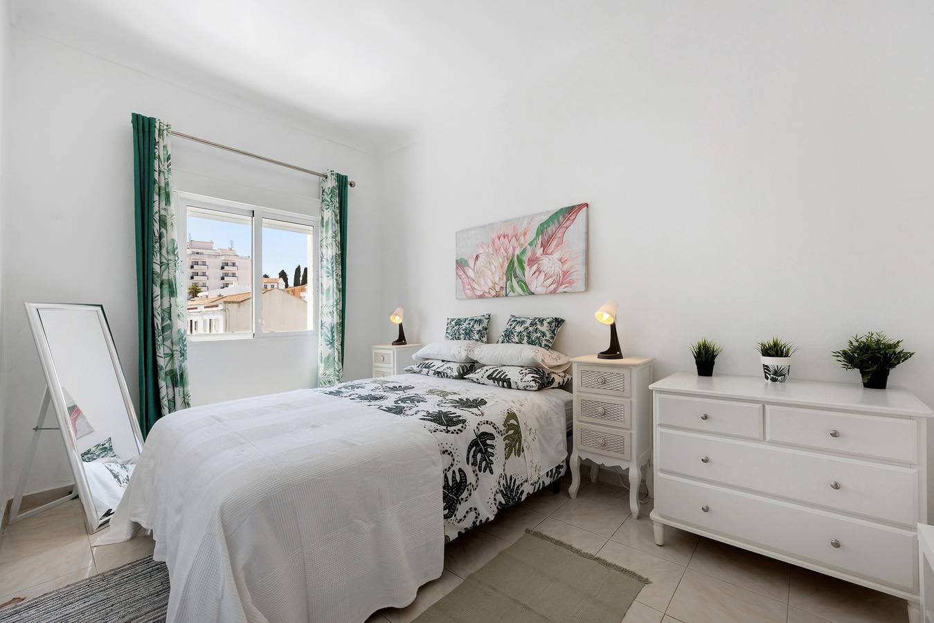 Apartamento inteiro, Apartamento de férias "Casa Dos Avós" com terraço privado, varanda e Wi-Fi in São Sebastião, Lagos