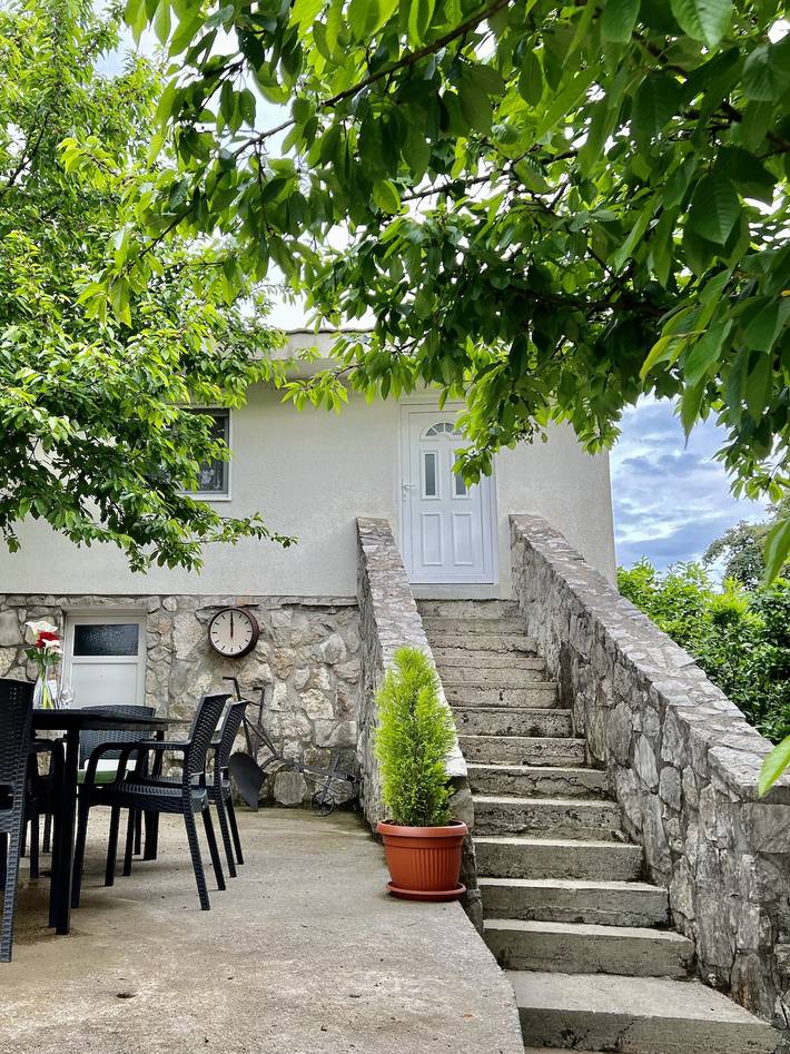 Ferienwohnung für 4 Personen, mit Ausblick und Garten in Montenegro
