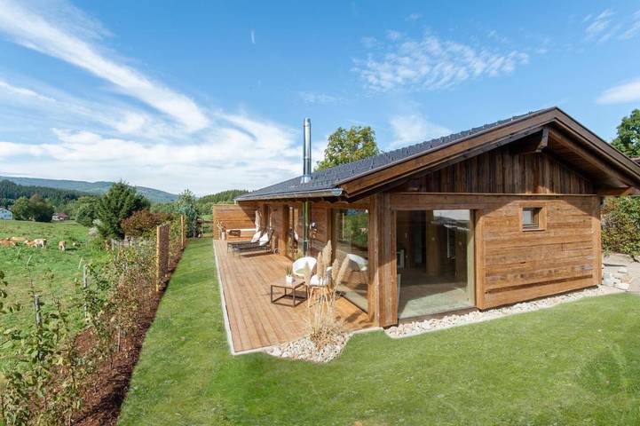 Gästehaus für 8 Personen, mit Balkon und Terrasse sowie Whirlpool und Garten in Drachselsried