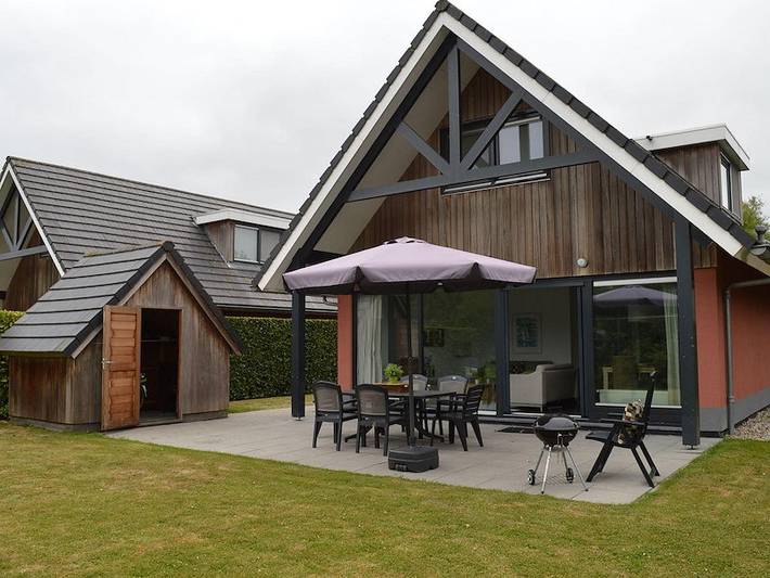 Ferienhaus für 8 Personen, mit Balkon/Terrasse und Terrasse sowie Garten und Sauna