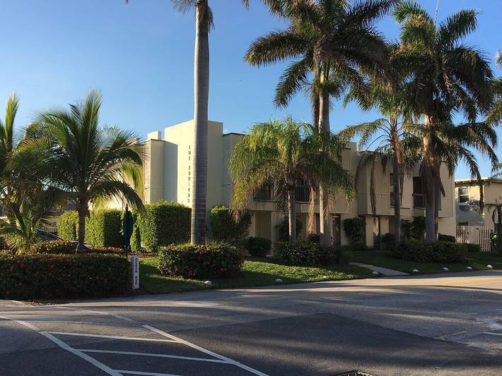 Vacation rental for 4 people, with terrace in Singer Island