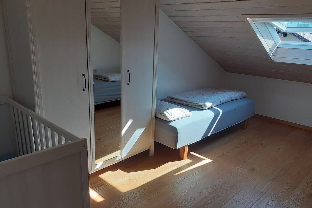 Ganze Wohnung, Ferienwohnung im Dachgeschoß mit 2 separaten Schlafzimmern und Balkon in Prien am Chiemsee, Chiemsee