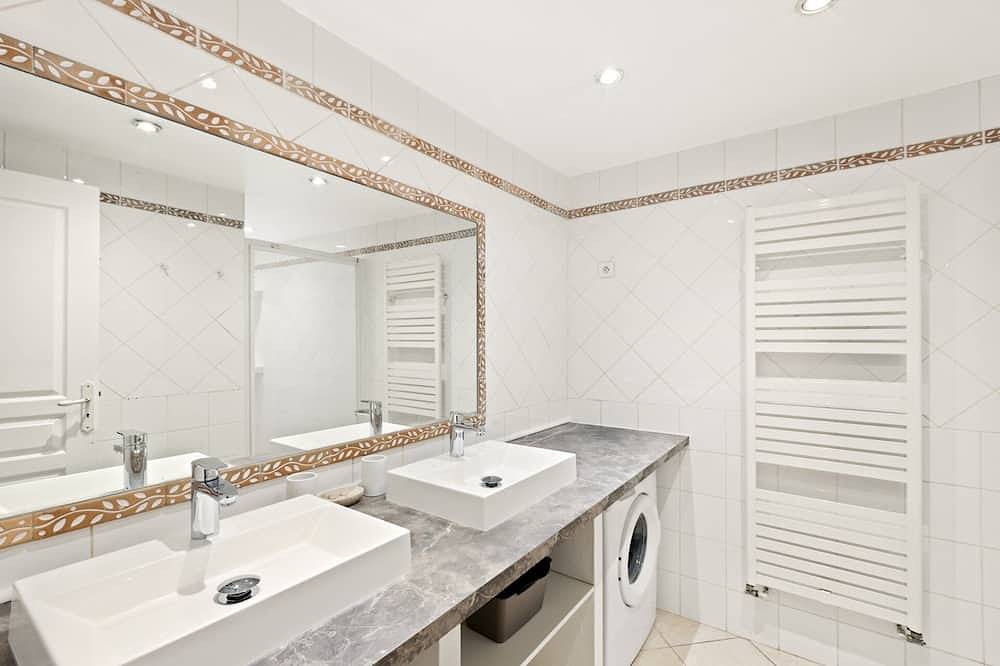 Apartamento entero, 3-room apartment with private pool (in season) and garden in Antibes, Region de Cannes