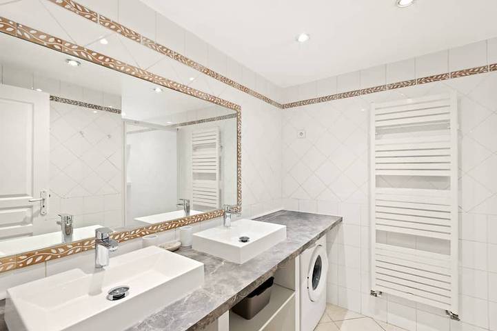 Appartement entier, Appartement 3 pièces avec piscine privée (en saison) et jardin in Antibes, Côte méditerranéenne (France)