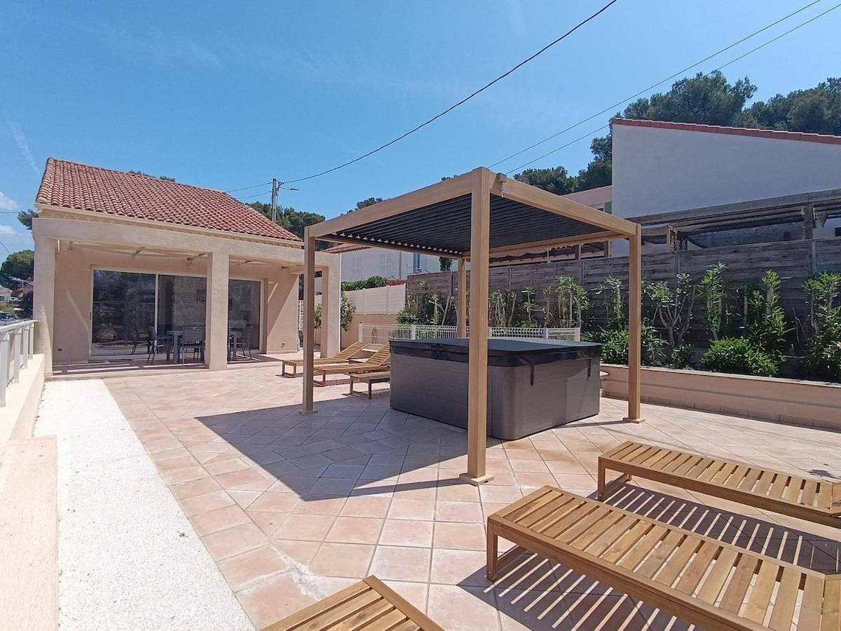 Villa Les Deux Sœurs Bord de mer et Jacuzzi in Les Sablettes, Côte méditerranéenne (France)