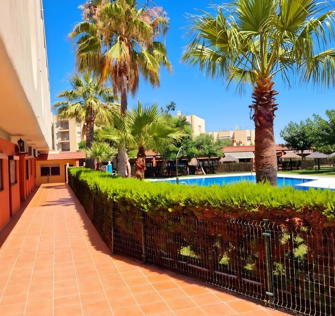 Estudio entero, Estudio 'A 100m de la Playa' con Piscina Compartida, Terraza Privada y Wi-Fi in Matalascañas, Almonte