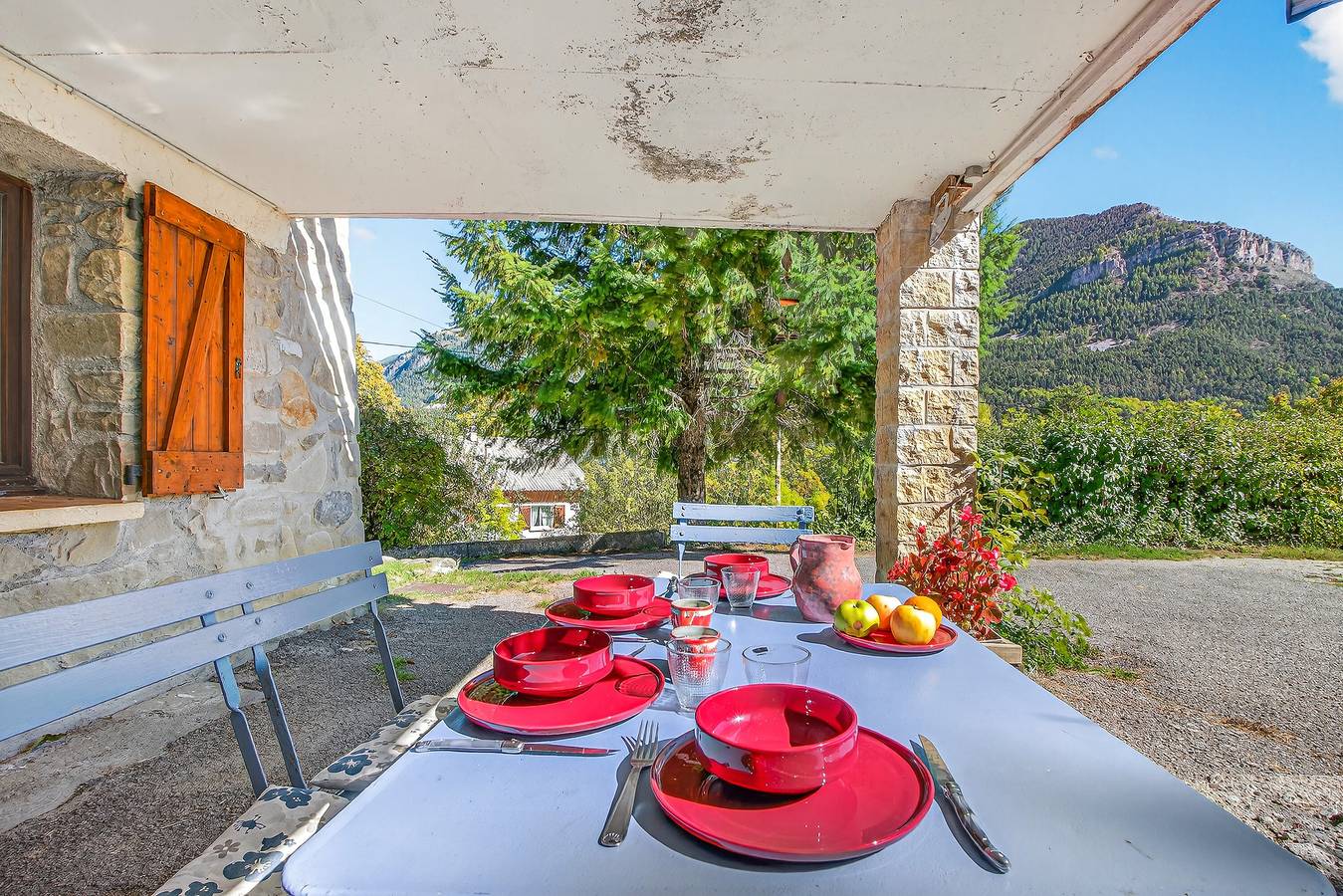 Gîte 'Le Montagn'art' avec vue sur la montagne, terrasse partagée et Wi-Fi in Beauvezer, Région Castellane