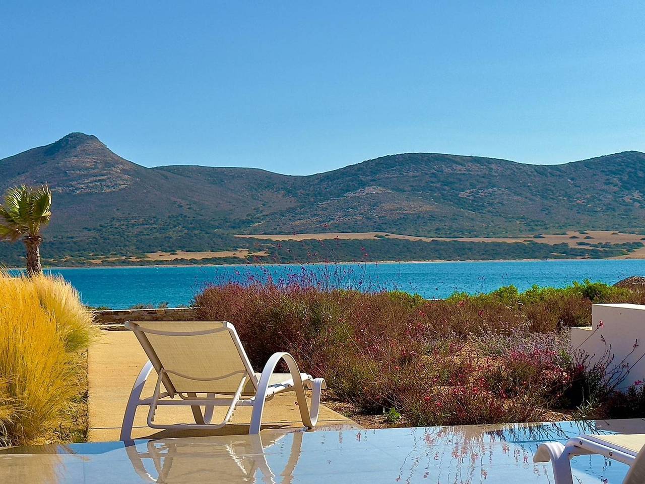 Farous seaside sunset villa Ii: Villa moderna frente al mar con vistas espectaculares in Unidad Regional de Paros