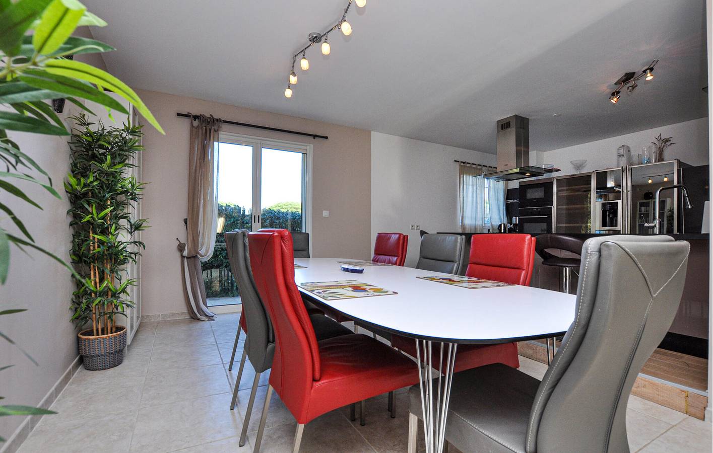 Appartement moderne avec piscine, terrasse et parking, à 1,5 km de la plage de la ville in Sainte-Maxime, Côte méditerranéenne (France)