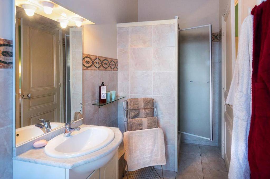 Double Room with Private Bathroom in Ladern-sur-Lauquet, Région de Limoux
