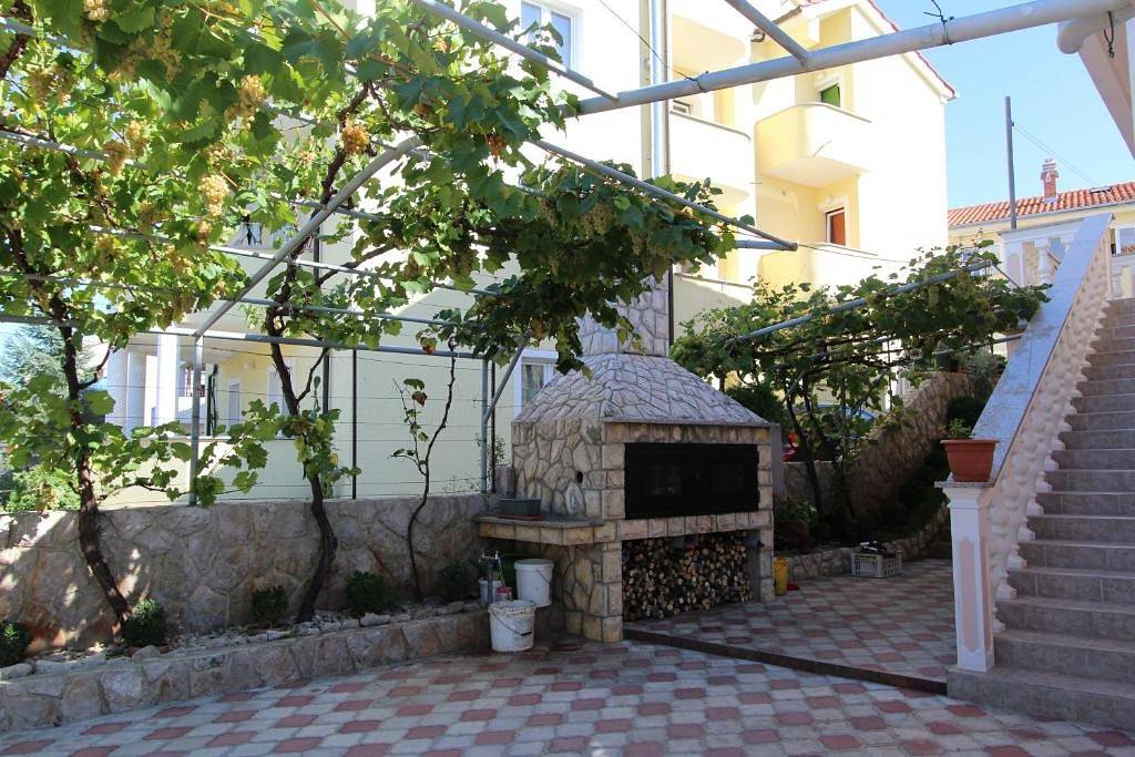 Ganze Wohnung, Günstliche Ferienwohnung Marijan 6 mit Meerblick in Malinska in Malinska-Dubašnica, Krk