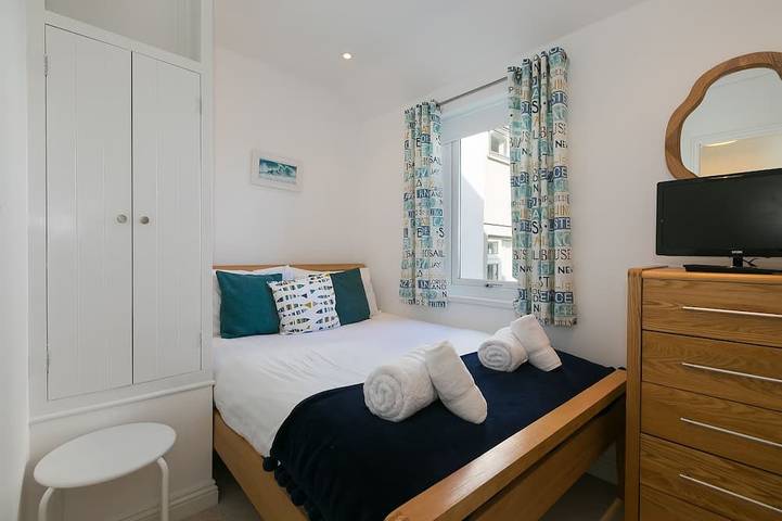Entire apartment, SeaCrest 1, St Ives – Sleeps 6 – On-Site Parking – Sea Views in St. Ives, Cornwall