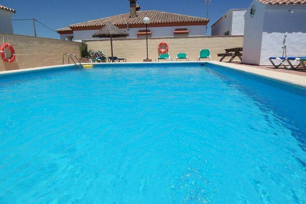 Large community pool, beautiful outdoor kitchen with grill, private garden with garden furniture - Casa Marin 2 - in Conil de la Frontera, Costa de la Luz