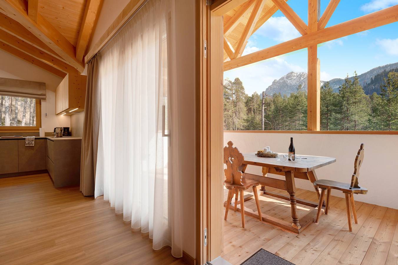 Entire apartment, Apartment 'Les Ciases Chalets Dolomites Apt 5' with Private Terrace, Balcony and Wi-Fi in San Vigilio di Marebbe, Mareo