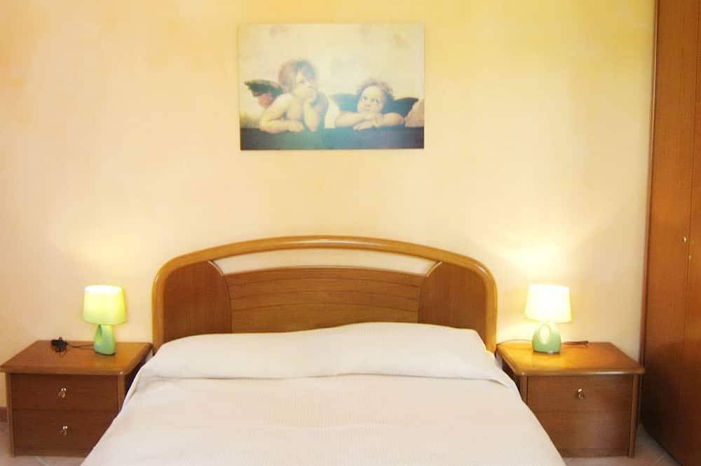 Entire apartment, Apartment An on the first floor in a villa with garden, parking and Wi-Fi in Ercolano, Vesuvio National Park