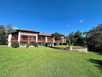 Gîte pour 3 personnes, avec terrasse et jardin ainsi que piscine et vue à Uhart-Cize