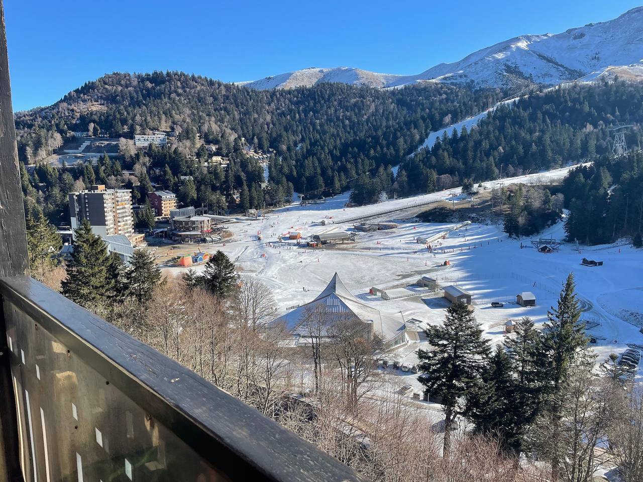 Apartamento entero, Apartamento 'Les Christalines' con vistas a la montaña y balcón in Le Lioran, Laveissière