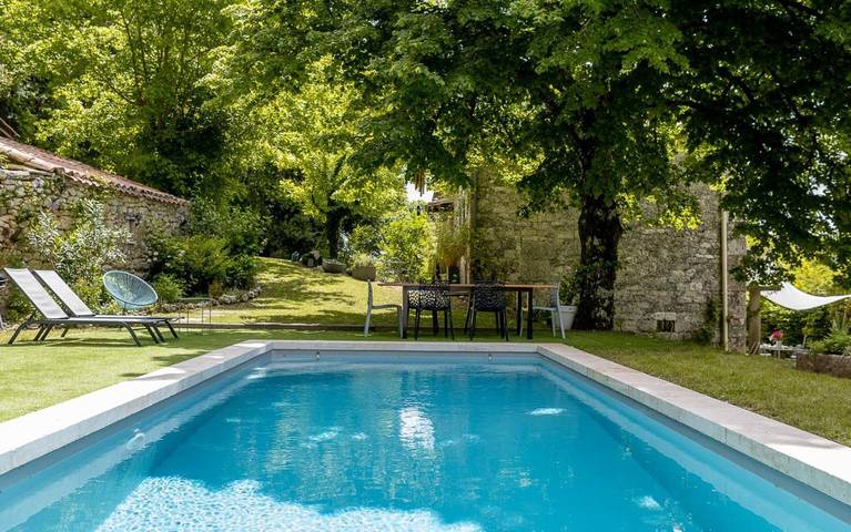 Location de vacances pour 2 personnes, avec Terrasse et Jardin ainsi que Piscine et Vue à Belvèze