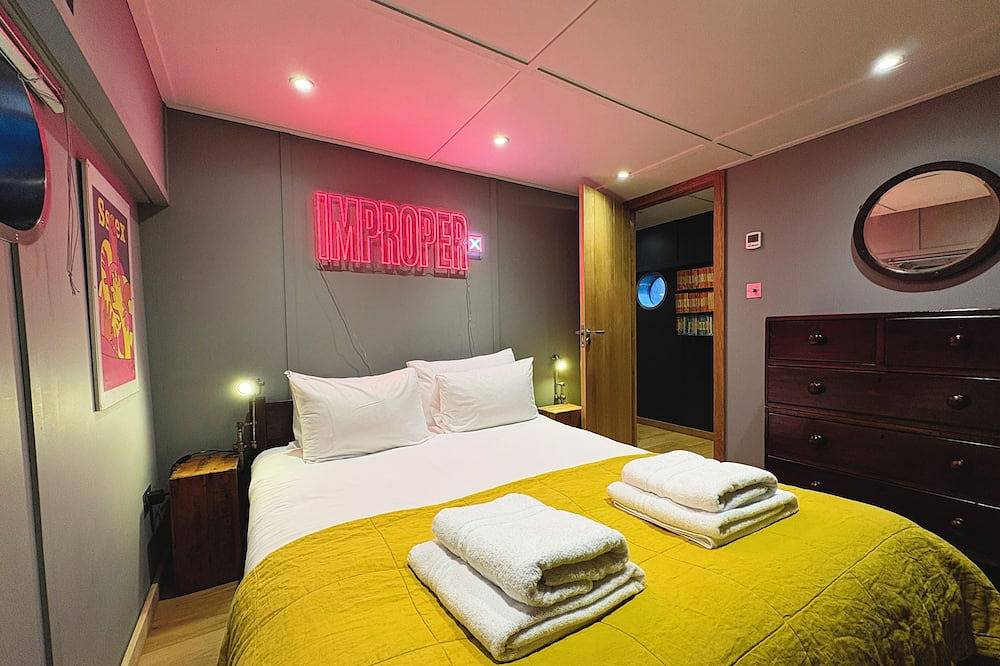 Beautiful London Kew houseboat in a great location with stunning Thames views in Hounslow, London