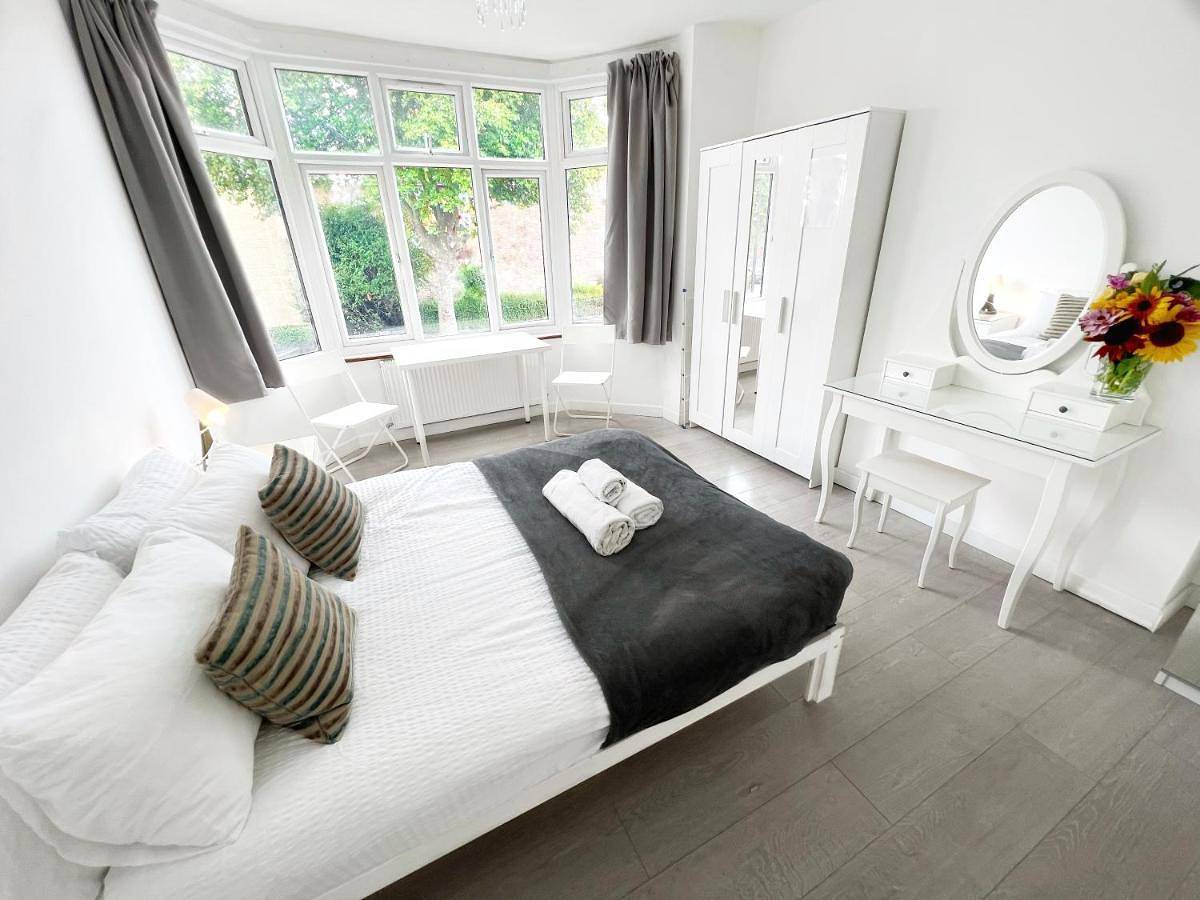 Five-Bedroom House in Newham, London