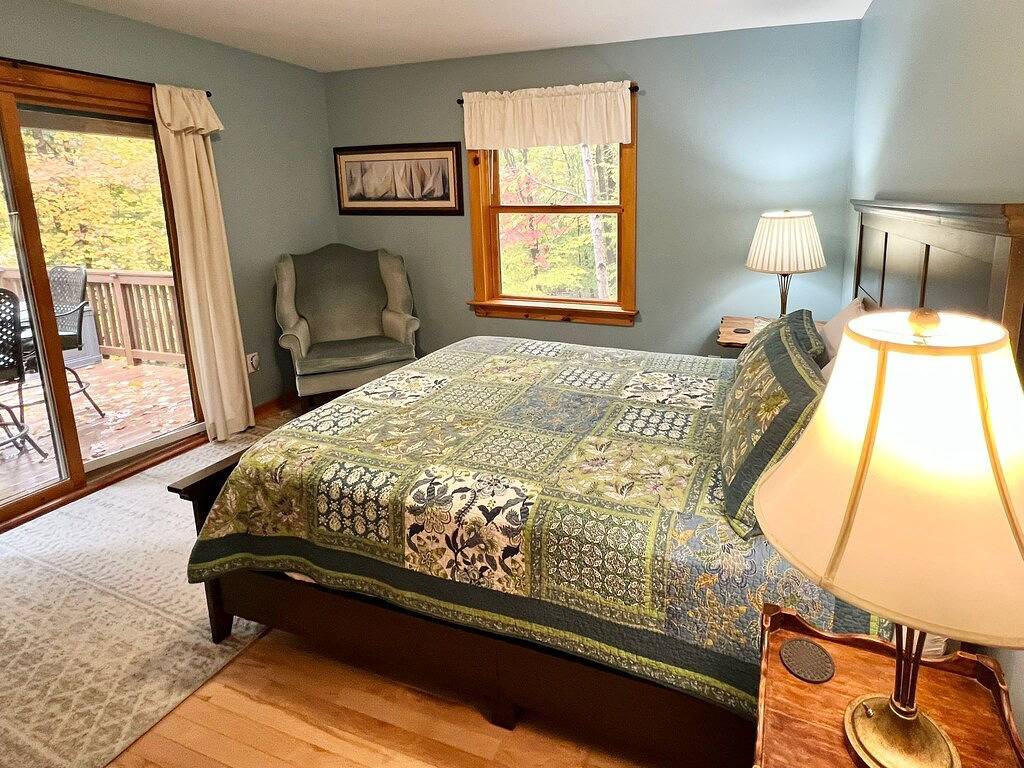 Kundenspezifisches Ferienhaus mit weitläufigen Unterhaltungsmöglichkeiten im Freien sowie einer Bootsrutsche in Newbury (NH), Lake Sunapee