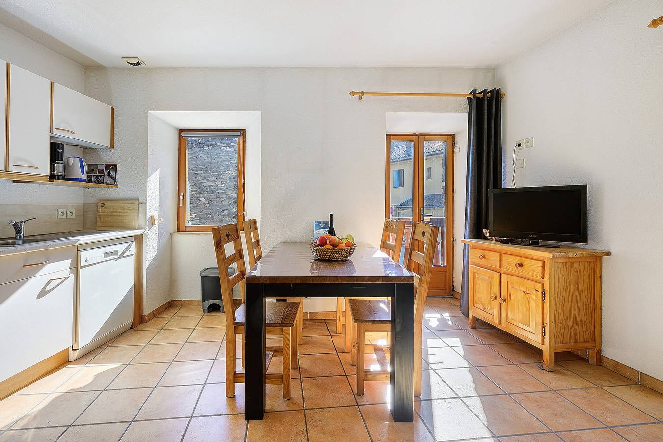 Entire apartment, Apartment 'Les Gentianes' with Mountain View and Wi-Fi in Lanslebourg-Mont-Cenis, Saint-Jean-de-Maurienne region