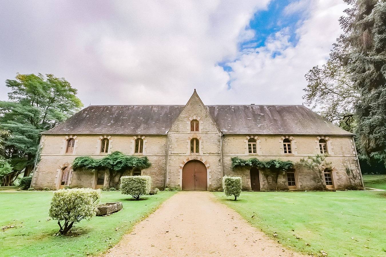 Château pour 91 personnes avec piscine in Benest, Charente