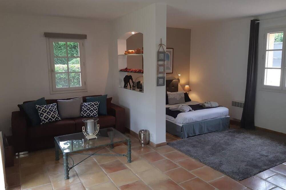 Chambre 30m2 indépendante jumelée à bastide provençale in Tourrettes, Région de Draguignan