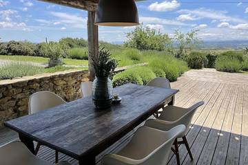Gîte pour 6 personnes, avec terrasse ainsi que jacuzzi et jardin à Raissac-sur-Lampy