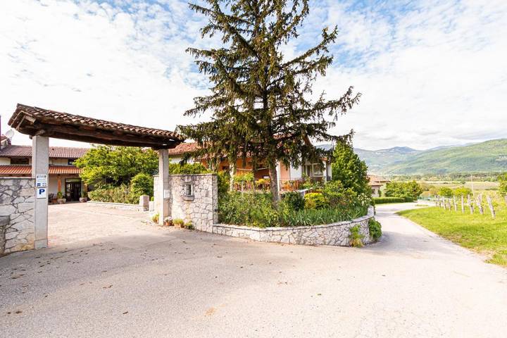 Location de vacances pour 2 personnes, avec jardin ainsi que vue et terrasse à Vipava - 2