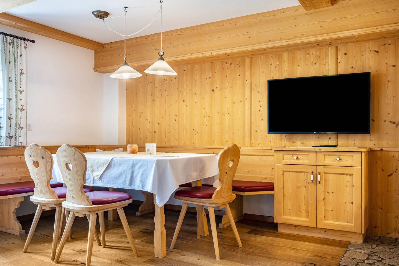 Ganze Wohnung, Ferienwohnung 'Mitterbruggehof Enzian' mit Bergblick, Gemeinschaftsgarten und Wlan in Antholz, Rasen-Antholz