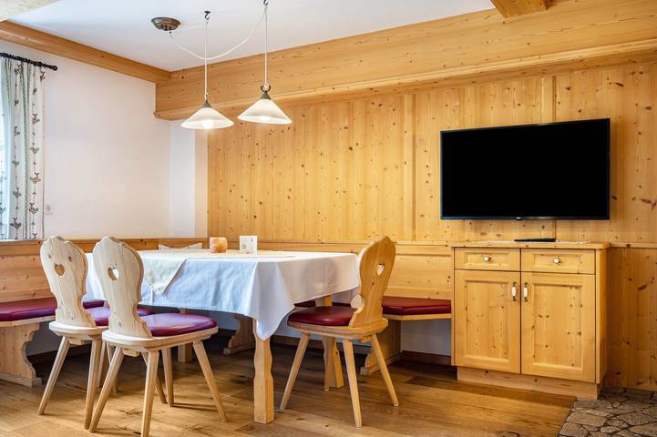 Ganze Wohnung, Ferienwohnung 'Mitterbruggehof Enzian' mit Bergblick, Gemeinschaftsgarten und WLAN in Antholz, Rasen-Antholz