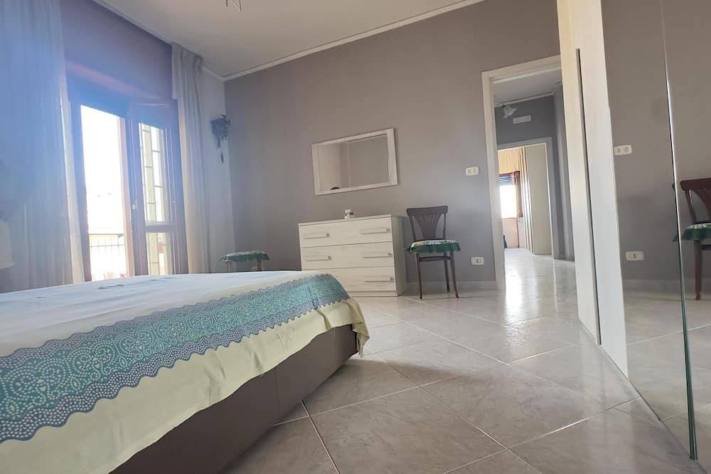 Entire apartment, Spacious fourth floor apartment in Torre del Greco 3 bedrooms 1 bathroom and kitchen in Torre del Greco, Vesuvio National Park