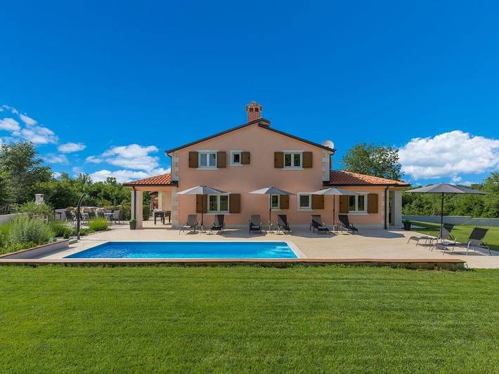 Ferienhaus für 12 Personen, mit Garten und Pool in Žikovići
