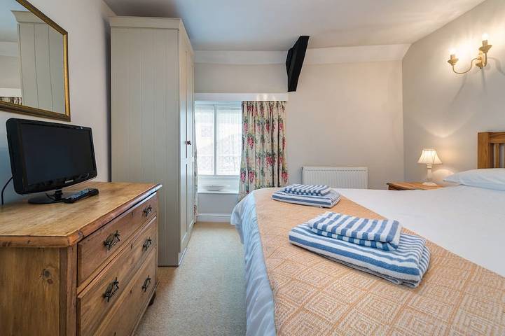 Wisteria Cottage, Topsham in Crealy Adventure Park, Devon