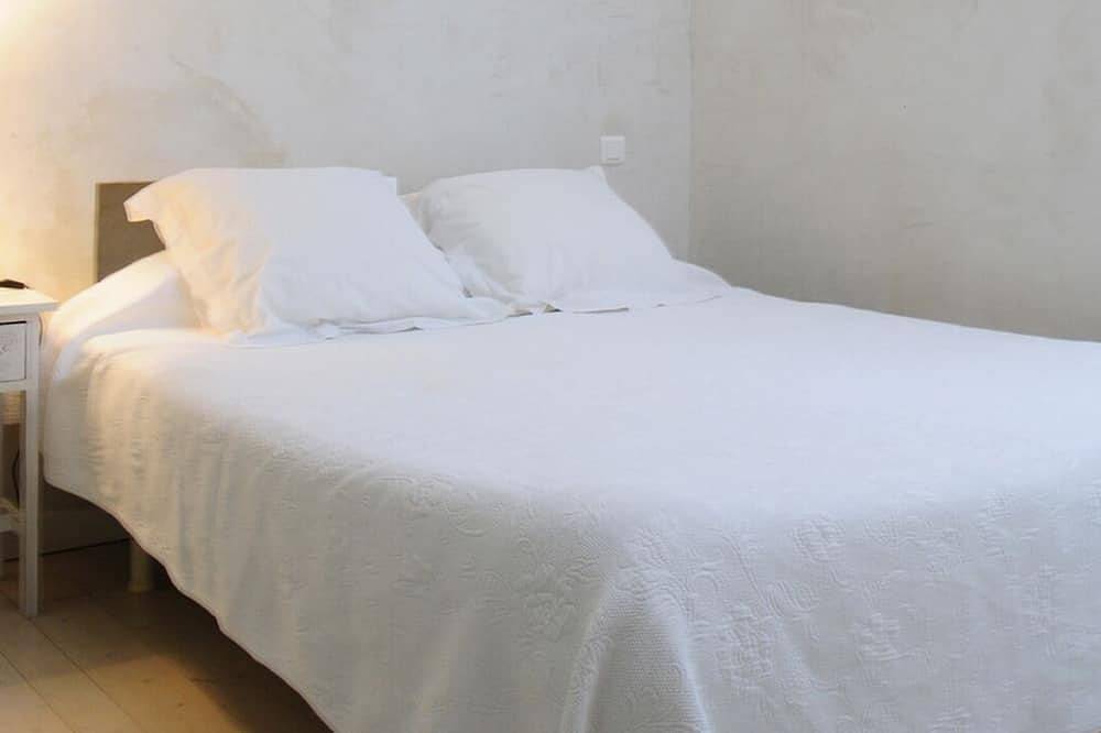 Entire apartment, Gîte Tilleul - in the Provencal farmhouse of Domaine Faverot in Maubec, Parc naturel régional du Luberon