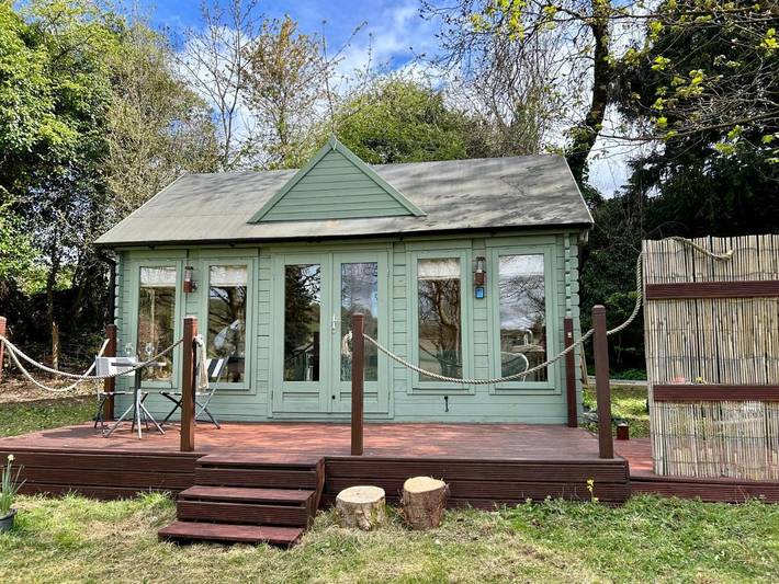 Glamping for 14 people, with hot tub and garden in Gloucestershire