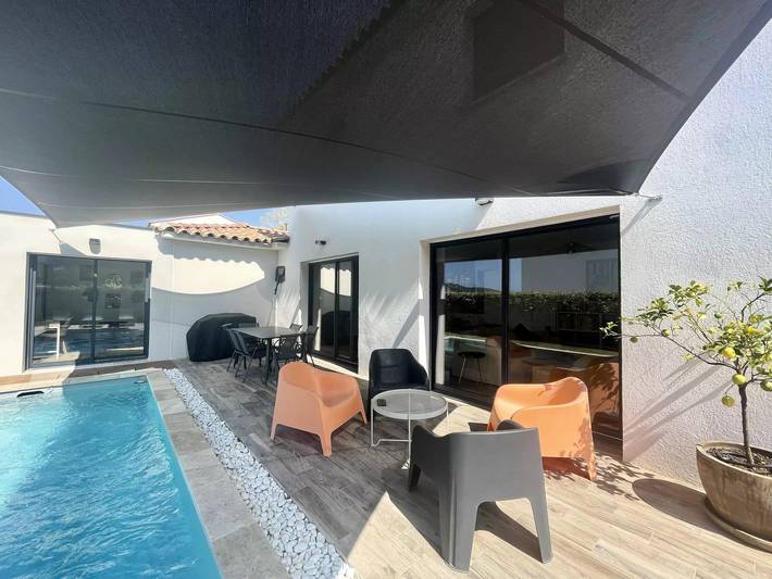 Location de vacances pour 6 personnes, avec terrasse et jardin ainsi que vue et piscine à Le Castellet - 4