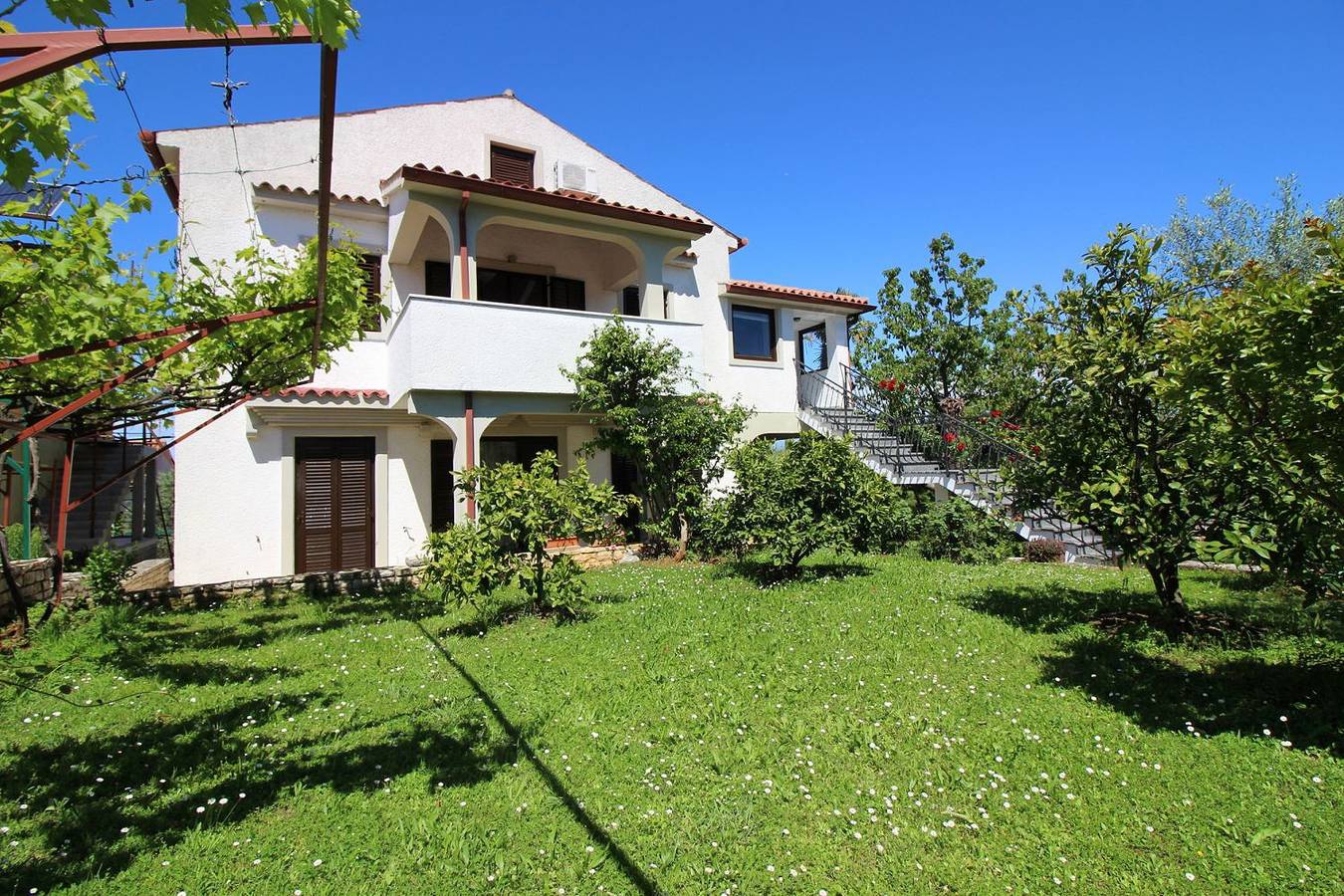 Appartamento intero, Charmantes Apartment mit privatem Balkon, Privatparkplatz, Wifi und nur 700 Meter zum Strand  in Parenzo, Parenzo (Grad)