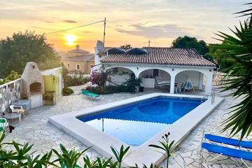 Villa für 4 Personen, mit Pool und Whirlpool sowie Garten und Balkon in Calpe