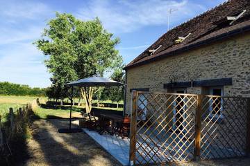 Gîte pour 8 personnes, avec terrasse ainsi que jardin et piscine à Artannes-sur-Indre