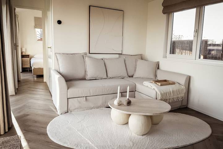 Waterfront luxury tiny home near Amsterdam with spacious private garden in Vinkeveen, Groene Hart