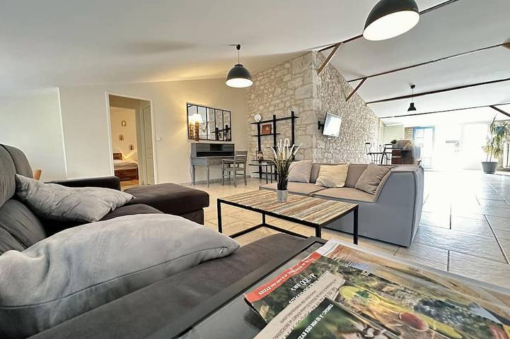 Gîte pour 8 personnes, avec jardin ainsi que piscine et terrasse, animaux acceptés