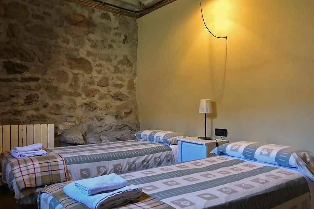 Casa rural independiente, jardín y barbacoa privada. Valle de Pardines. Pirineo in Pardines, Pirineo Catalan