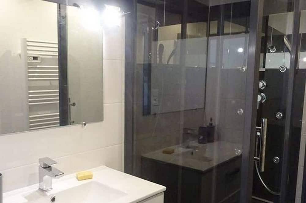 Apartamento entero, Apartamento de 2 habitaciones - 56 m² (clasificado 2 estrellas): renovado a nuevo y amueblado a nuevo + Wifi in Saint-Nazaire-sur-Charente, Region de Rochefort