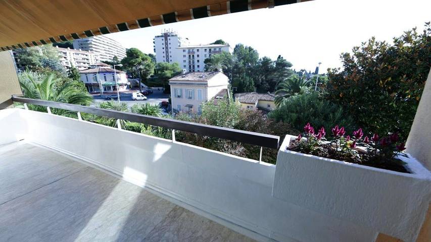 Gîte pour 2 personnes, avec vue et piscine ainsi que jardin et bassin pour enfant à Le Cannet - 4