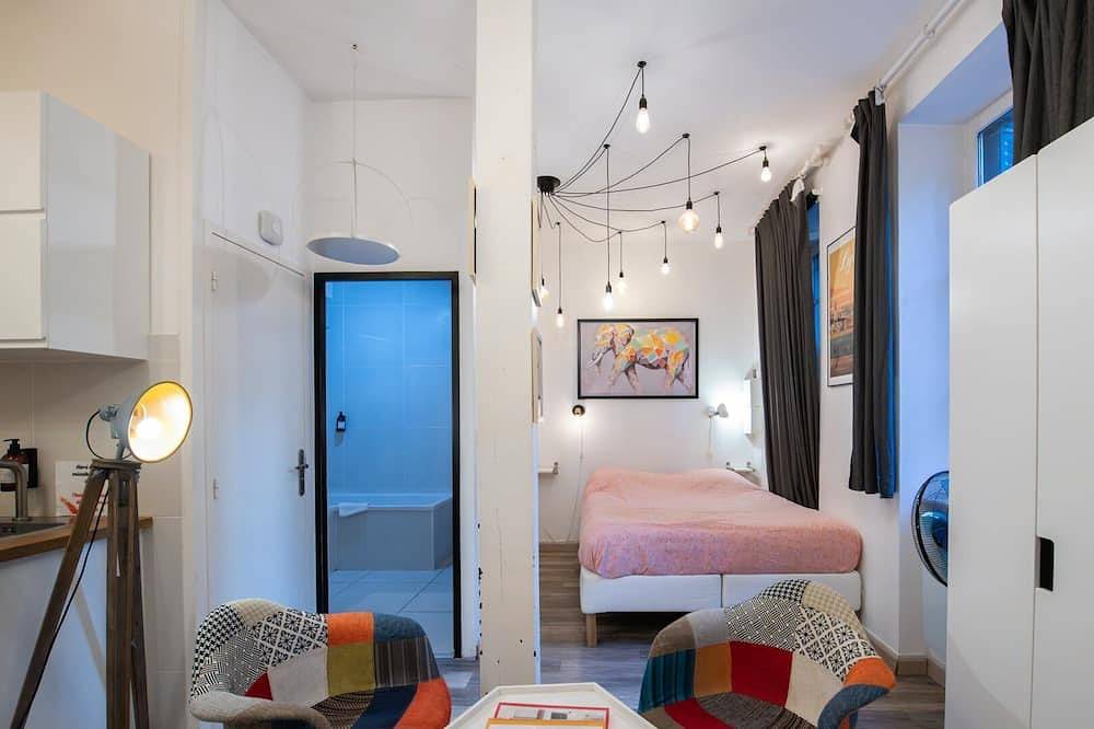Entire apartment, Le Matisse - cosy studio with parking and terrace in Fourvière, Lyon
